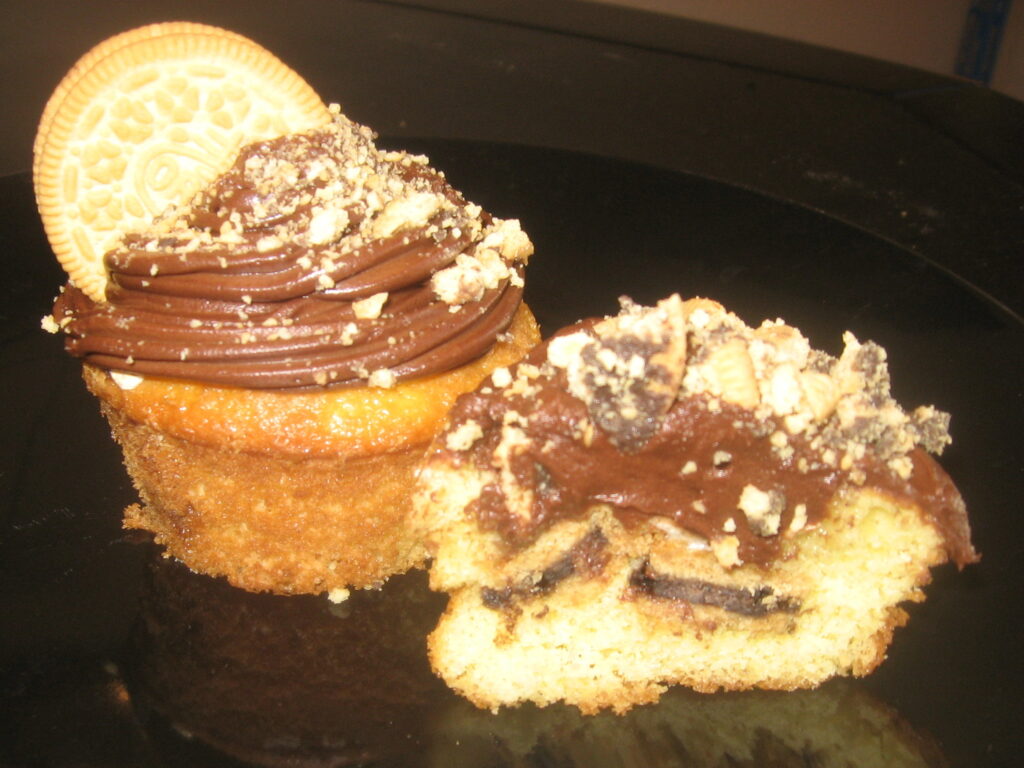 golden oreo cupcakes with chocolate frosting
