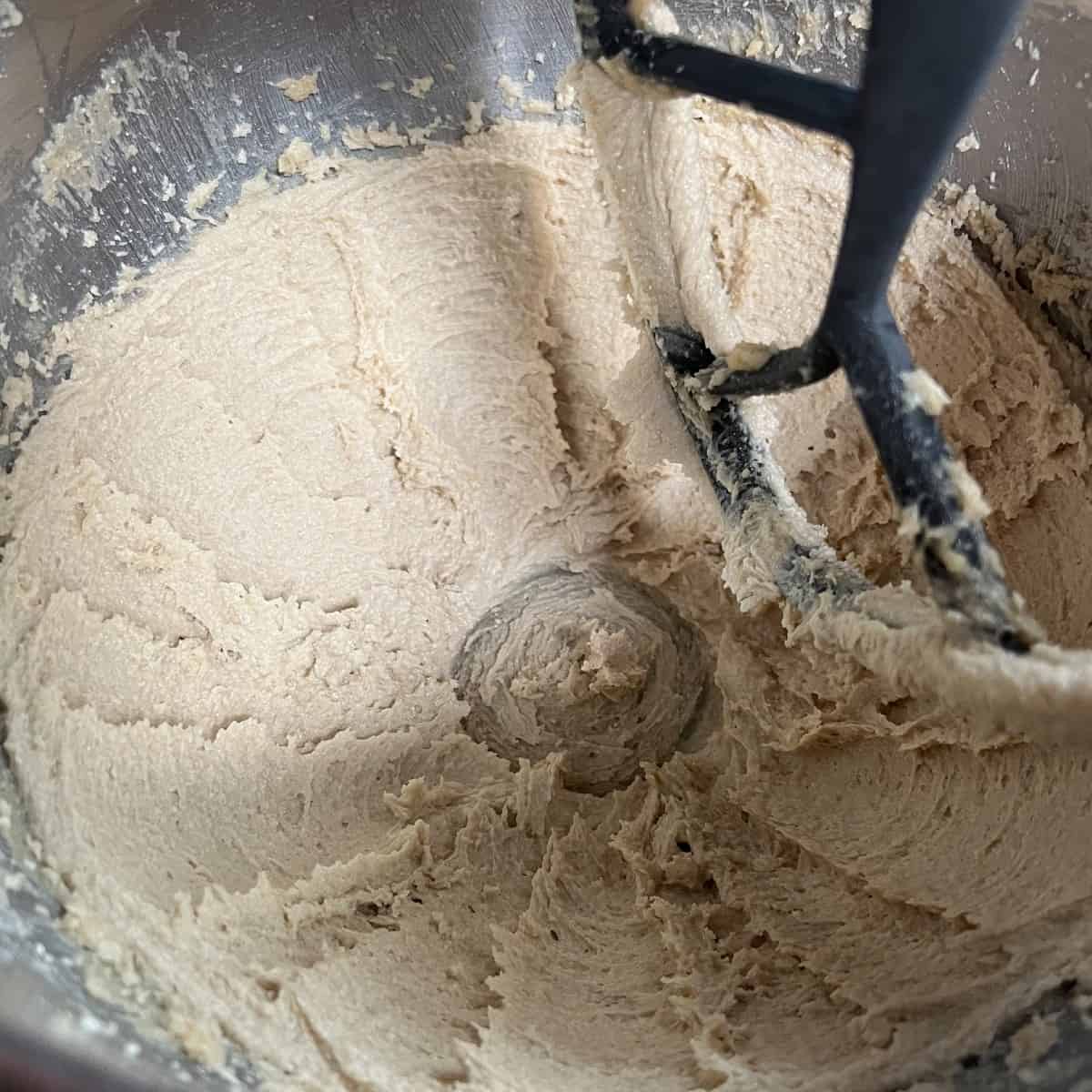 Mix sugar and butter gingerbread dough until smooth.