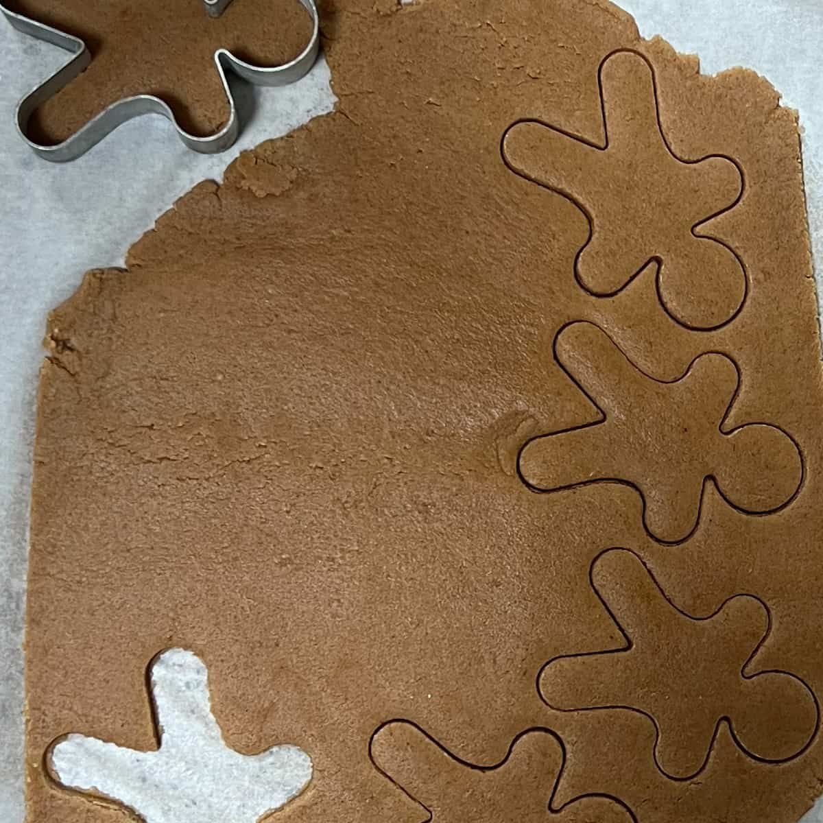 roll gingerbread cookie dough without molasses to ¼ inch thick