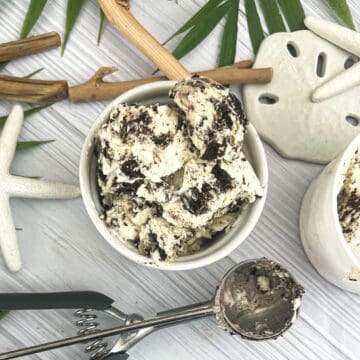 This image shows a scoop of dairy free heavy whipping cream ice cream. The ice cream is made with a plant-based cream substitute. It is a vegan and lactose-free alternative to traditional ice cream. The ice cream is smooth and creamy, and it has a slightly sweet flavor.