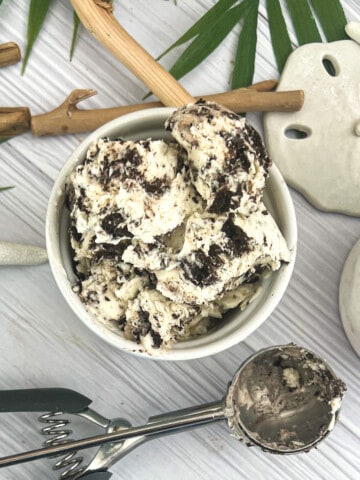 This image shows a scoop of dairy free heavy whipping cream ice cream. The ice cream is made with a plant-based cream substitute. It is a vegan and lactose-free alternative to traditional ice cream. The ice cream is smooth and creamy, and it has a slightly sweet flavor.