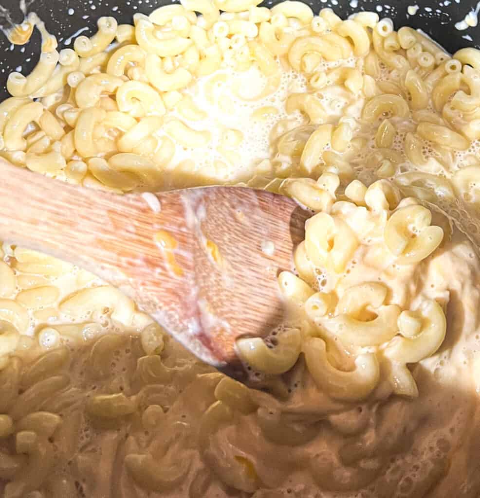 It is made with butter, flour, milk, cheese, and seasonings.
The sauce can be smooth or chunky, depending on your preference.
Creamy mac and cheese sauce can be used to make mac and cheese, pasta dishes, and casseroles.
It can also be used as a dipping sauce for vegetables or chicken nuggets.