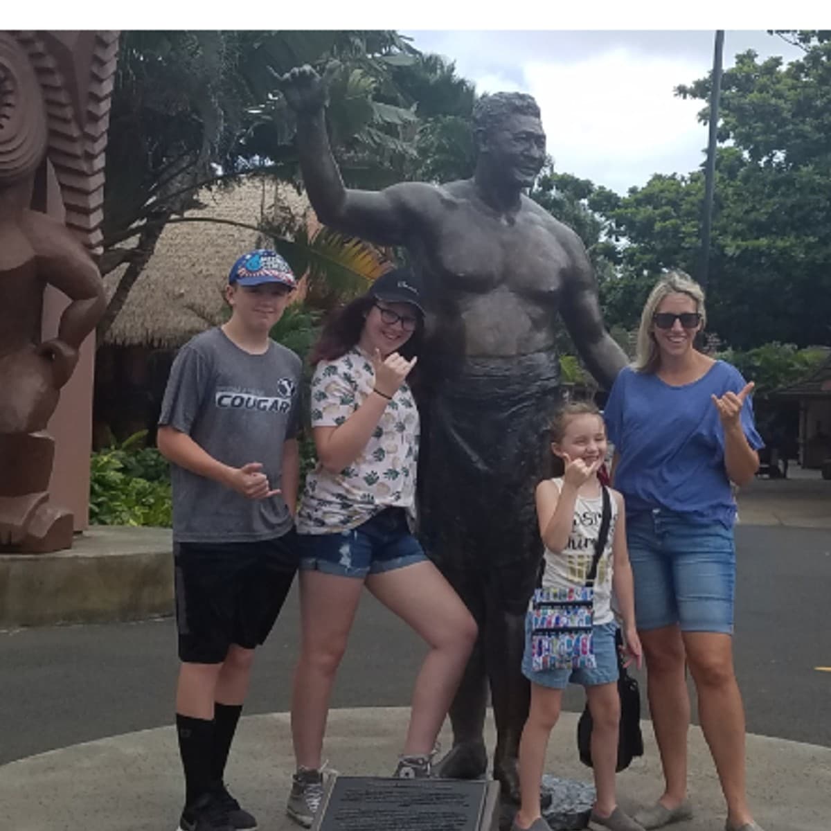 traveling as a single mom with a photo of a single mom and her children in Hawaii